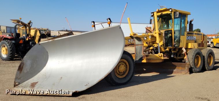 2001 John Deere 772CH motor grader - JH9934