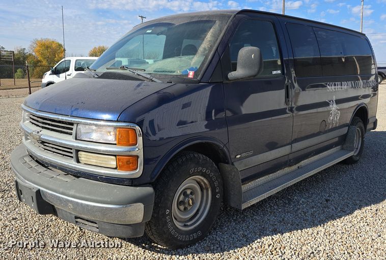 2000 Chevrolet 1500 Express LS van - LW9947