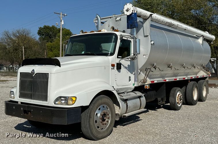 2005 International 9400i feed delivery truck - JE9346