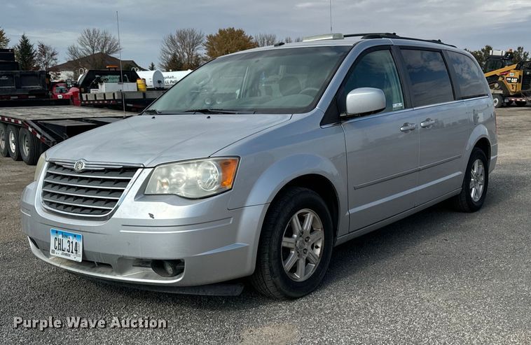 2009 Chrysler Town and country touring van - EG6809