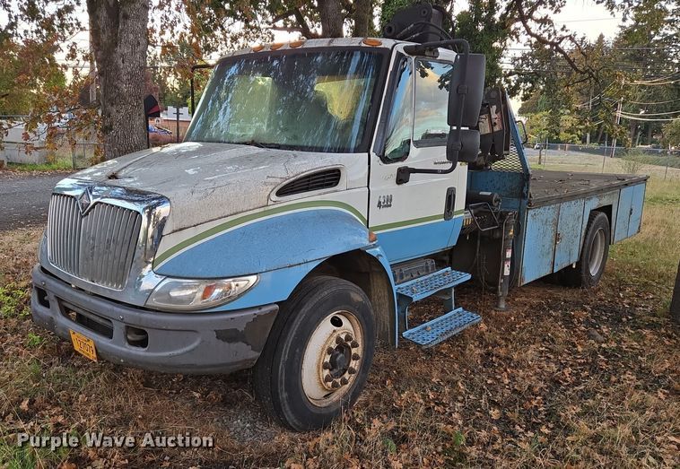 2003 International 4300 SBA crane truck - EI4049