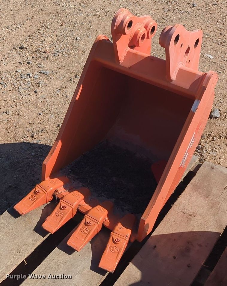 Kubota K7789 bucket - EQ2402
