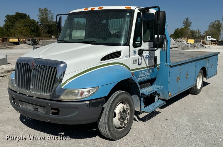 2003 International 4300 flatbed truck - JE9332