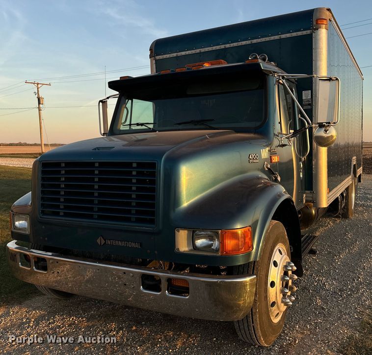 1998 International 4700 box truck - OG9708