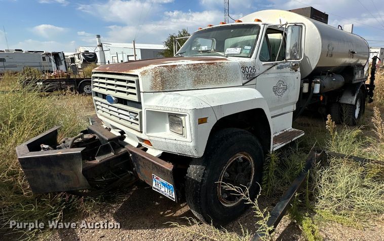 1993 Ford F700 oil distributor truck - DD3386