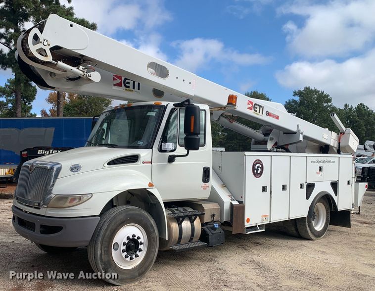 2016 International  DuraStar4300 bucket truck - DM1836