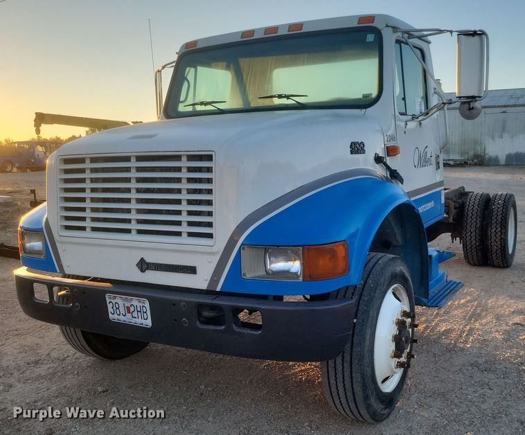 2001 International  4700  truck cab and chassis - DQ3736