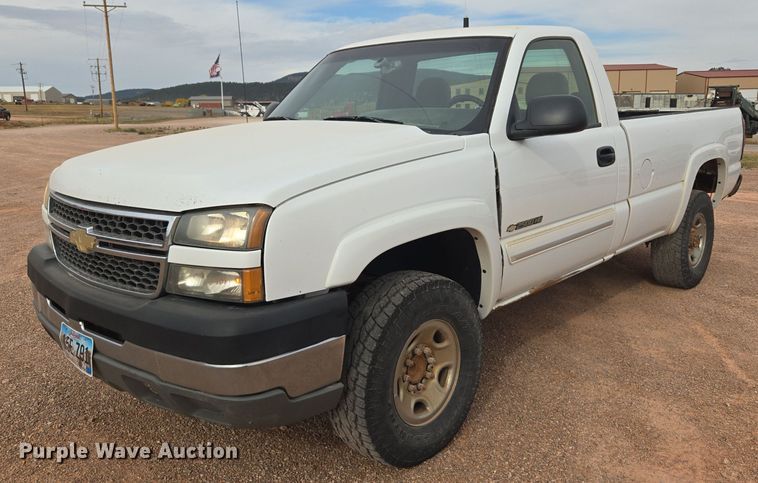 2005 Chevrolet Silverado 2500HD pickup truck - DQ6201