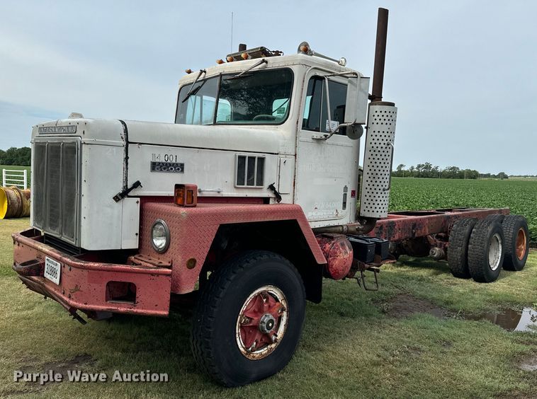 1978 International F5070 truck cab and chassis - DQ6858