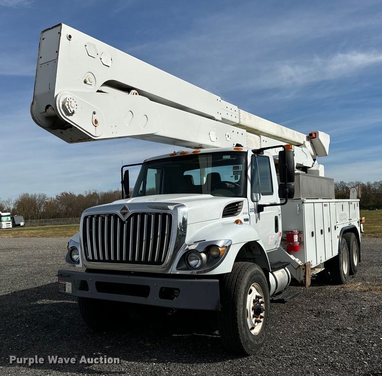 2012 International WorkStar 7400 bucket truck - DT2105