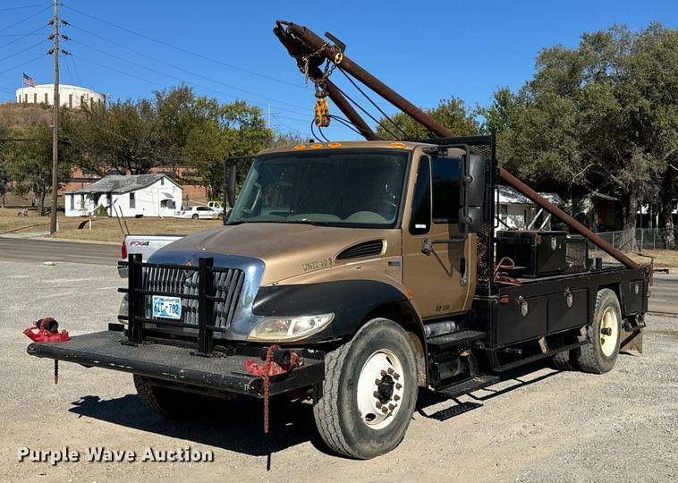 2013 International DuraStar 4300 winch truck - DU9458