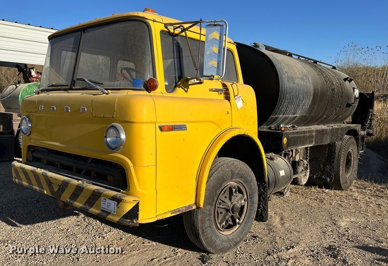 1977 Ford 800 oil distributor truck - DW2296