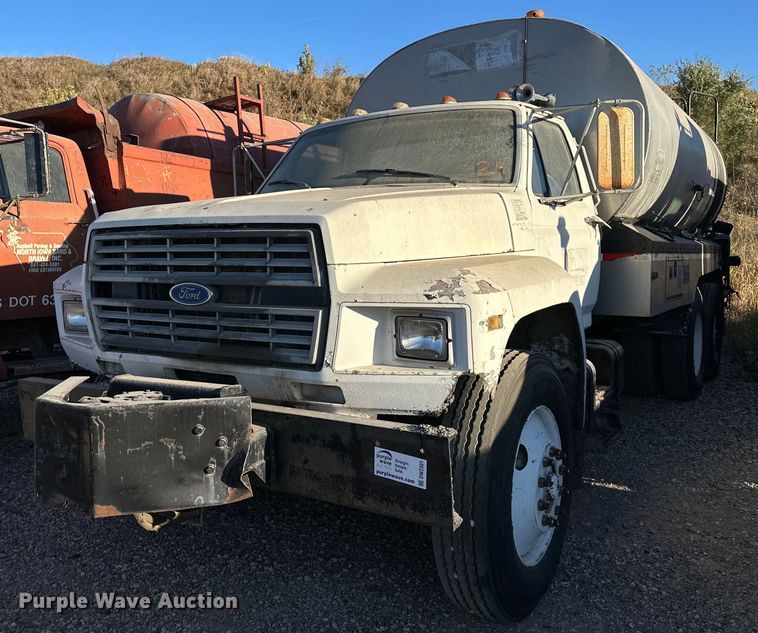 1992 Ford FT900 oil distributor truck - DW2301