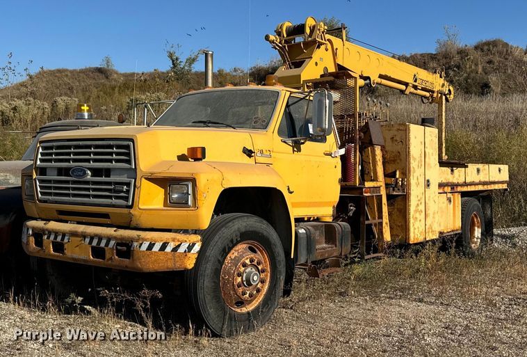 1991 Ford F800 crane truck - DW2327