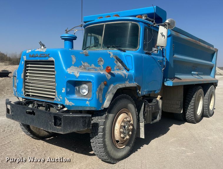 2003 Mack DMC688SX dump truck - DW2343