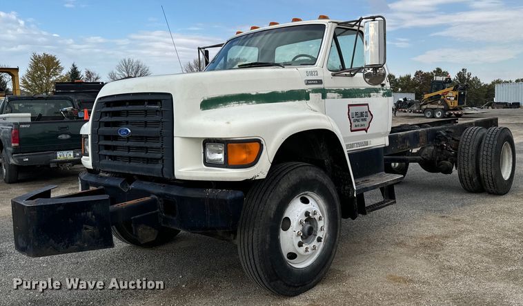 1995 Ford F800 truck cab and chassis - EG6813