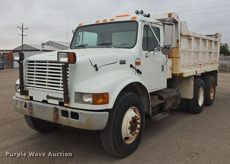 2001 International 4900 dump truck - EG9913