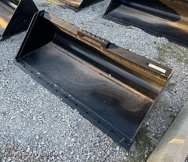 Manitou  70" W skid steer bucket - EH7181