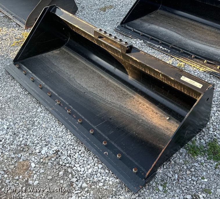 Manitou  74" W skid steer bucket - EH7182