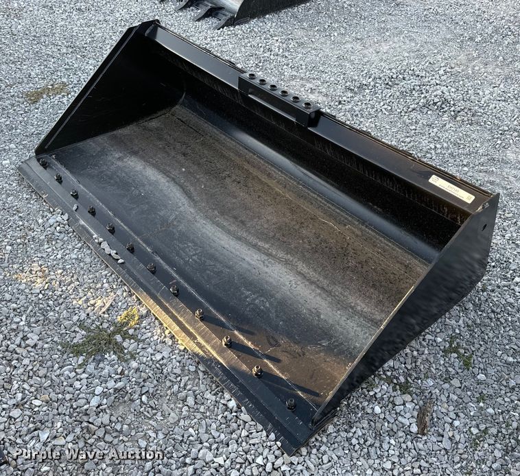 Manitou  74" W skid steer bucket - EH7183