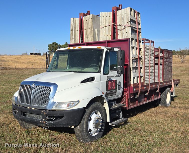 2008 International  4300 flatbed truck - EI4062