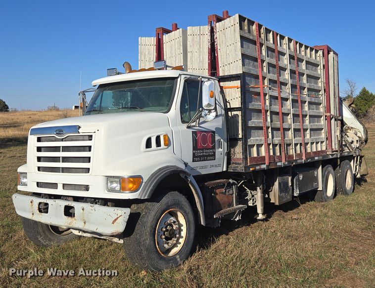1999 Sterling L-Line crane truck - EI4064