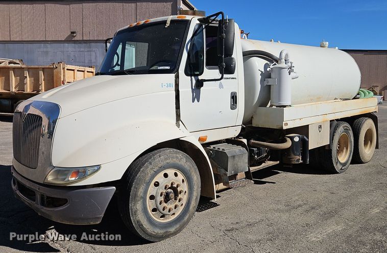 2003 International  8600 vacuum truck - EI8429