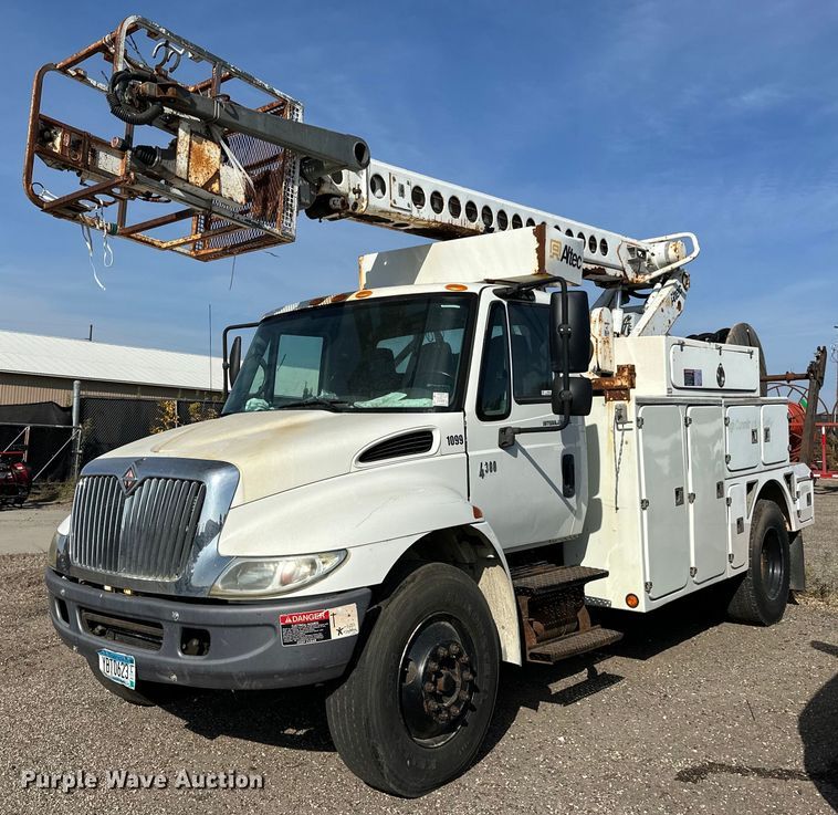 2005 International 4300 bucket truck - EN2528