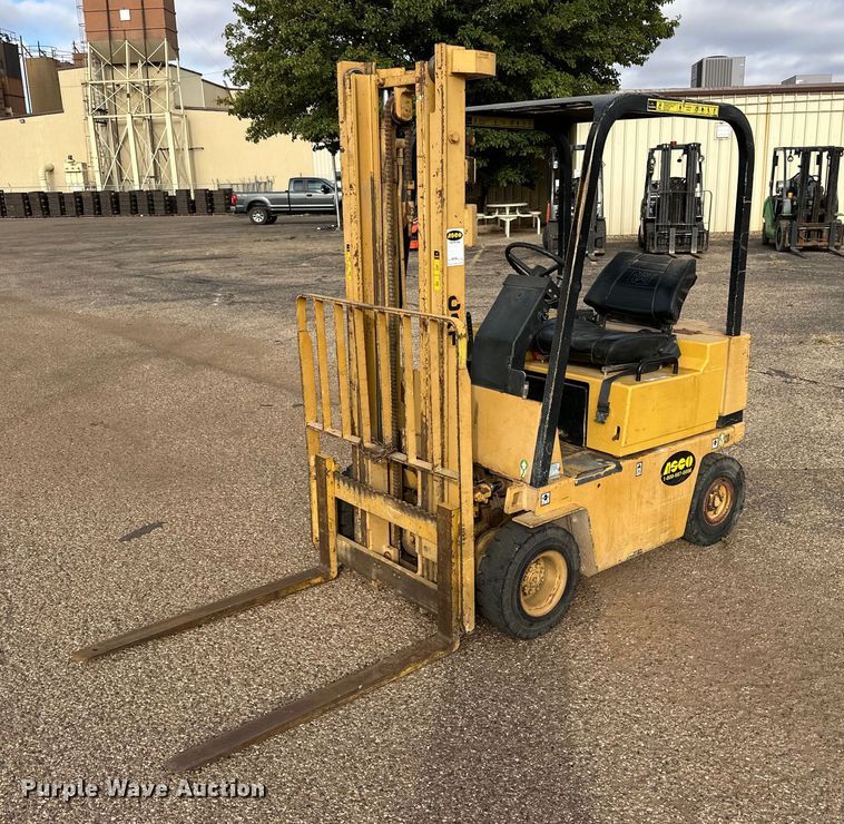 Caterpillar V30D forklift - NQ9025