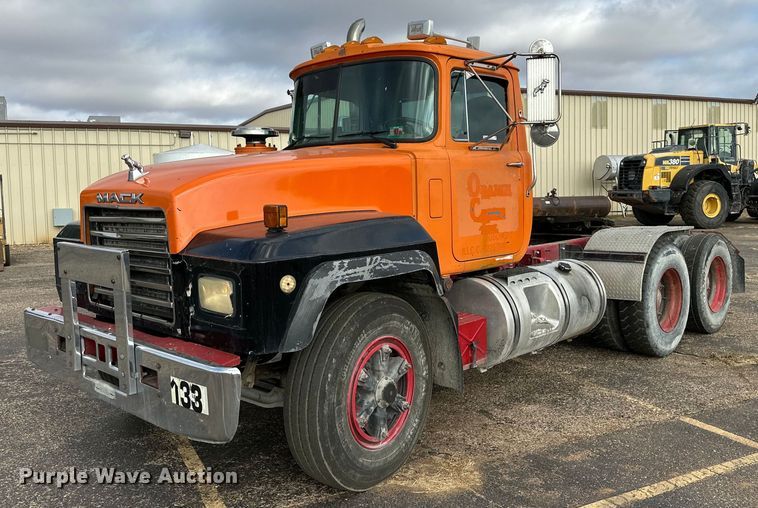 2001 Mack RD690S semi truck - NQ9027