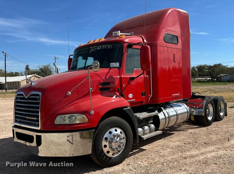 2016 Mack CXU613 semi truck - DD3432