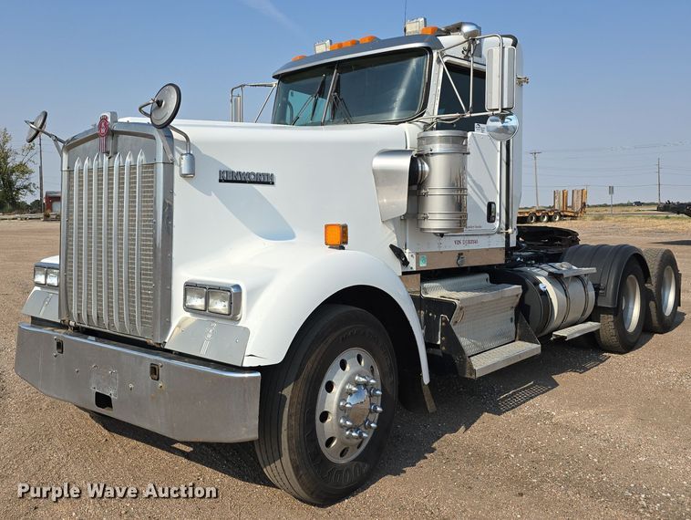 2013 Kenworth W900 truck tractor - DW3795