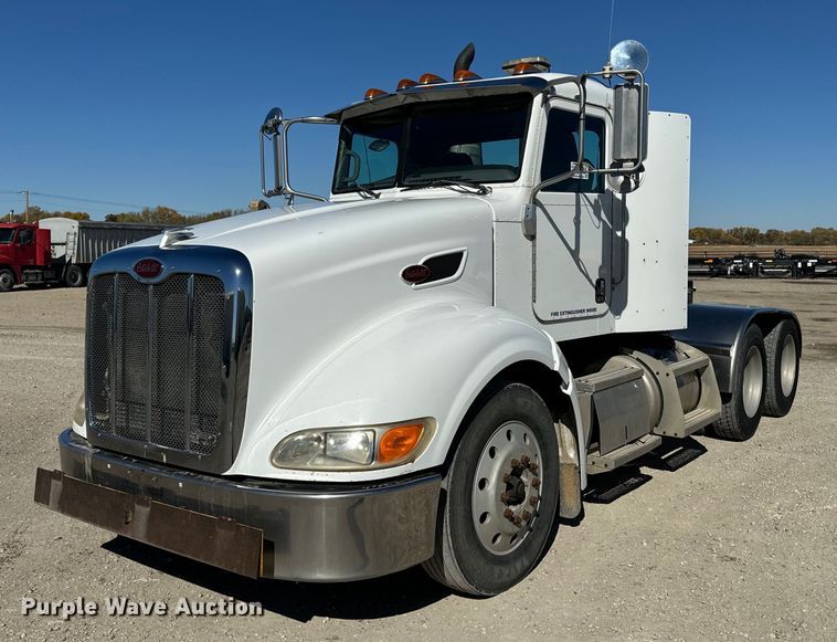 2010 Peterbilt 386 semi truck - EE7850