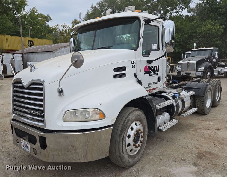 2013 Mack  CXU613 semi truck - EE8620
