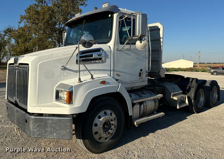 2014 Western Star W4700SB semi truck - EH7107