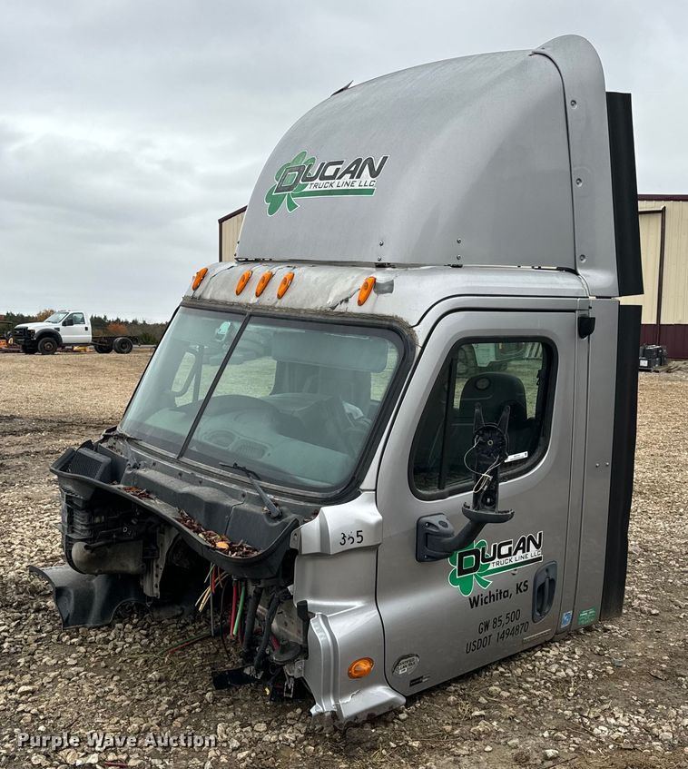 Freightliner Cascadia semi truck cab - EH7174