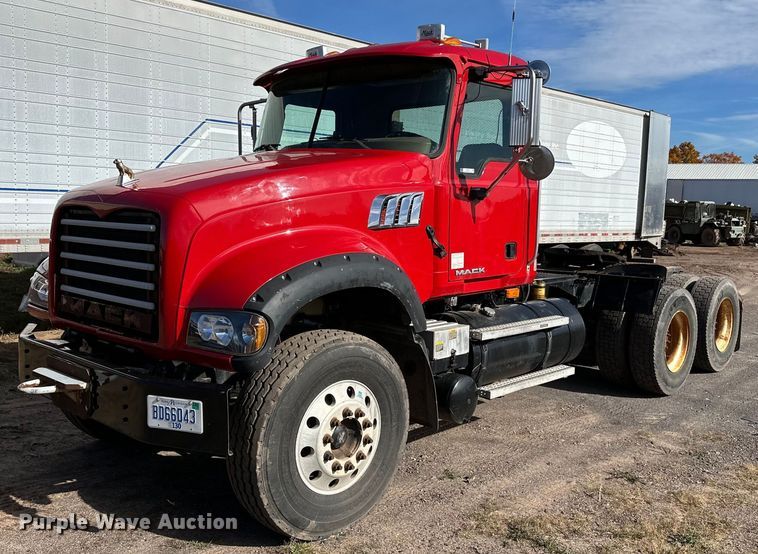 2009 Mack GU713 semi truck - EN2523