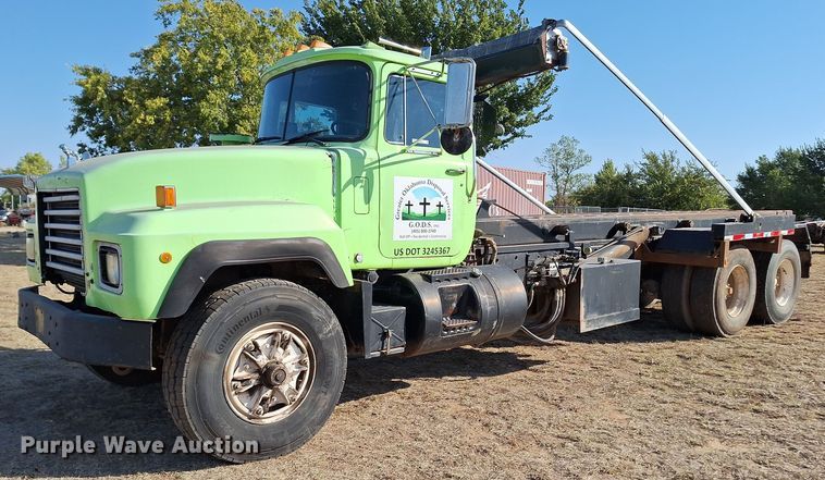 1993 Mack RD690S roll-off container truck - EQ2323