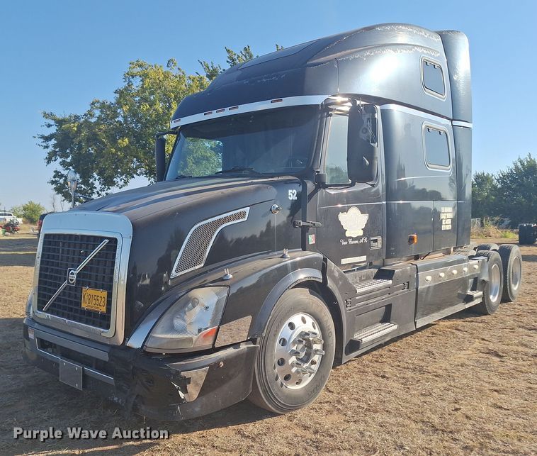 2006 Volvo VN semi truck - EQ2327