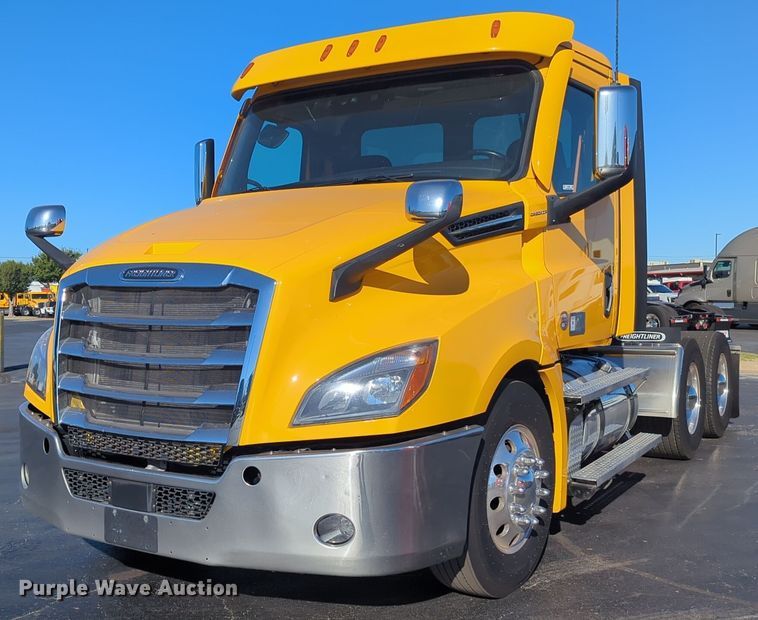 2021 Freightliner  Cascadia 126 semi truck - EQ2383