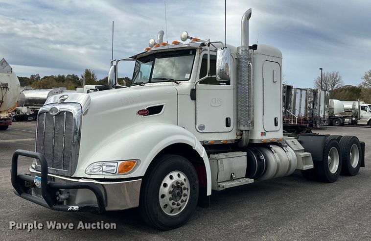 2013 Peterbilt 386 semi truck - LR9530