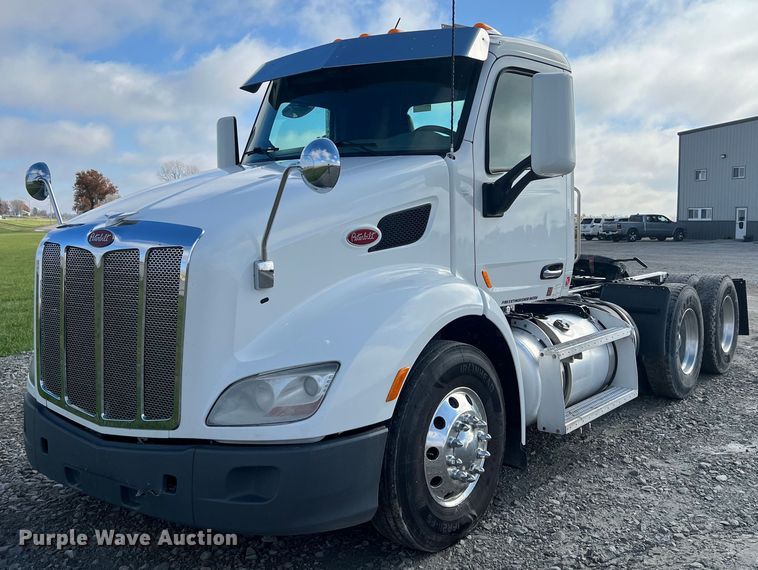 2018 Peterbilt 579 semi truck - NK9250