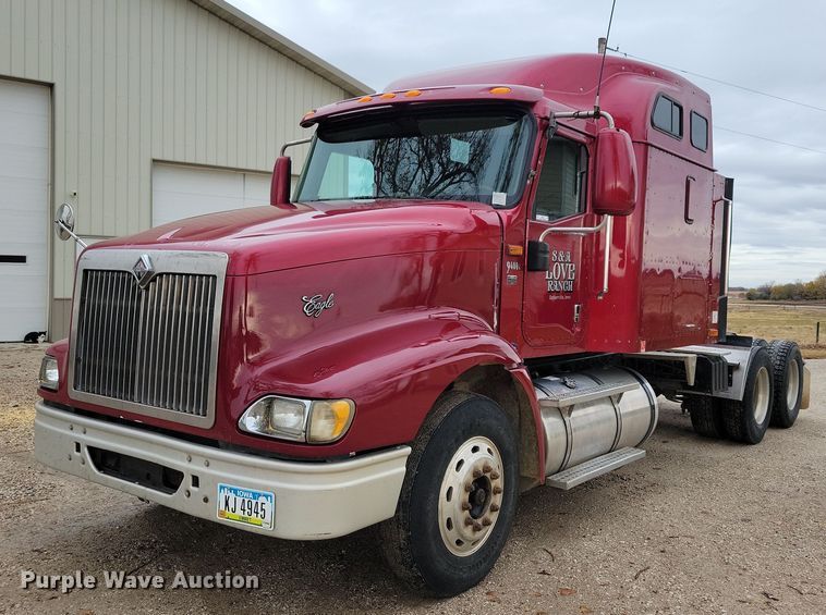2005 International  9400i semi truck - OH9315