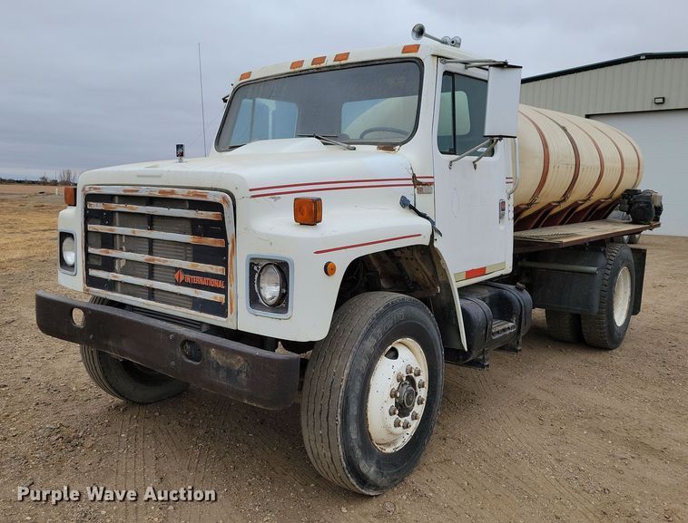 1988 International  1955 tank truck - OH9321