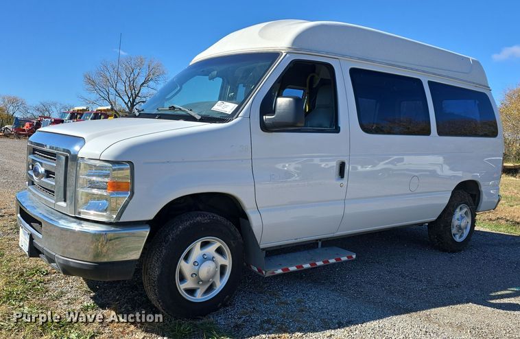 2013 Ford Econoline E150 handicap accessible van - DQ5317
