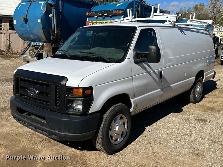 2012 Ford E350 Super Duty van - DR2757