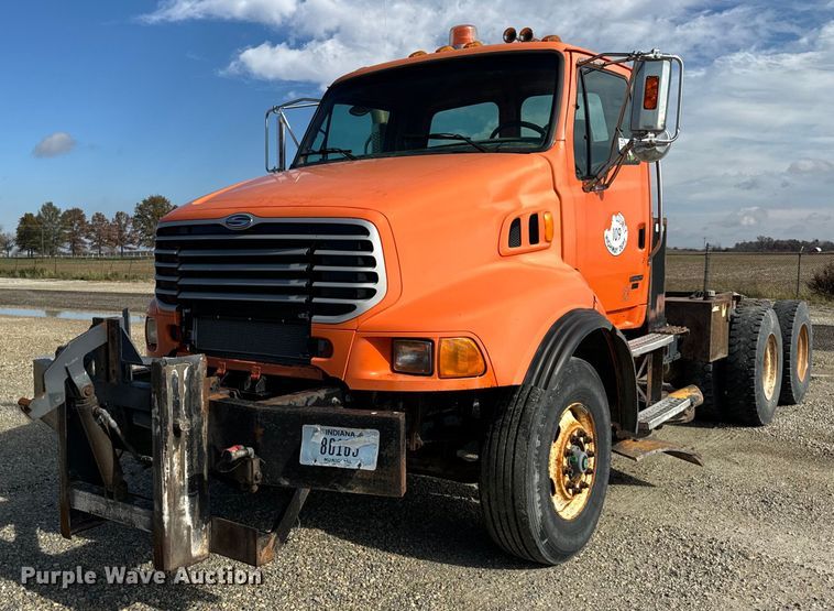 2009 Sterling L9500 truck cab and chassis - DT2123