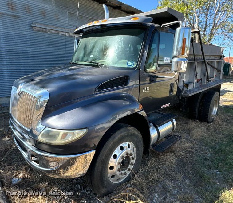 2007 International  4400 dump truck - DU3030
