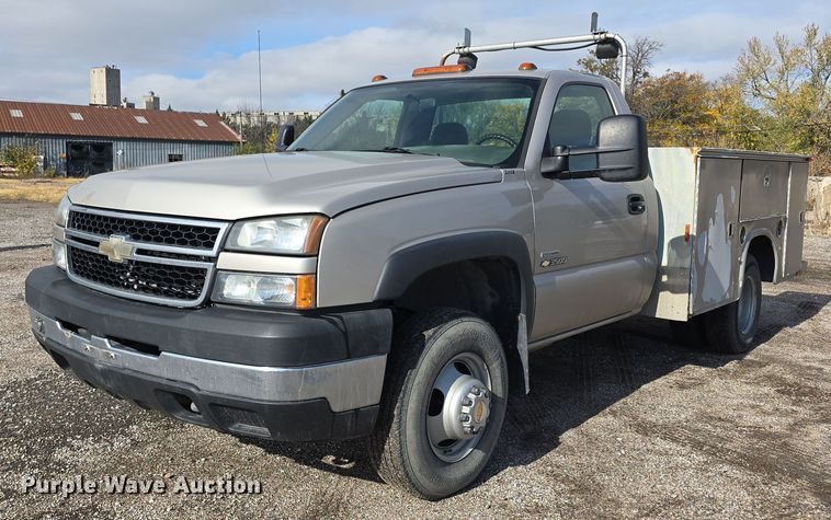 2006 Chevrolet Silverado 3500 utility bed pickup truck - DW3938
