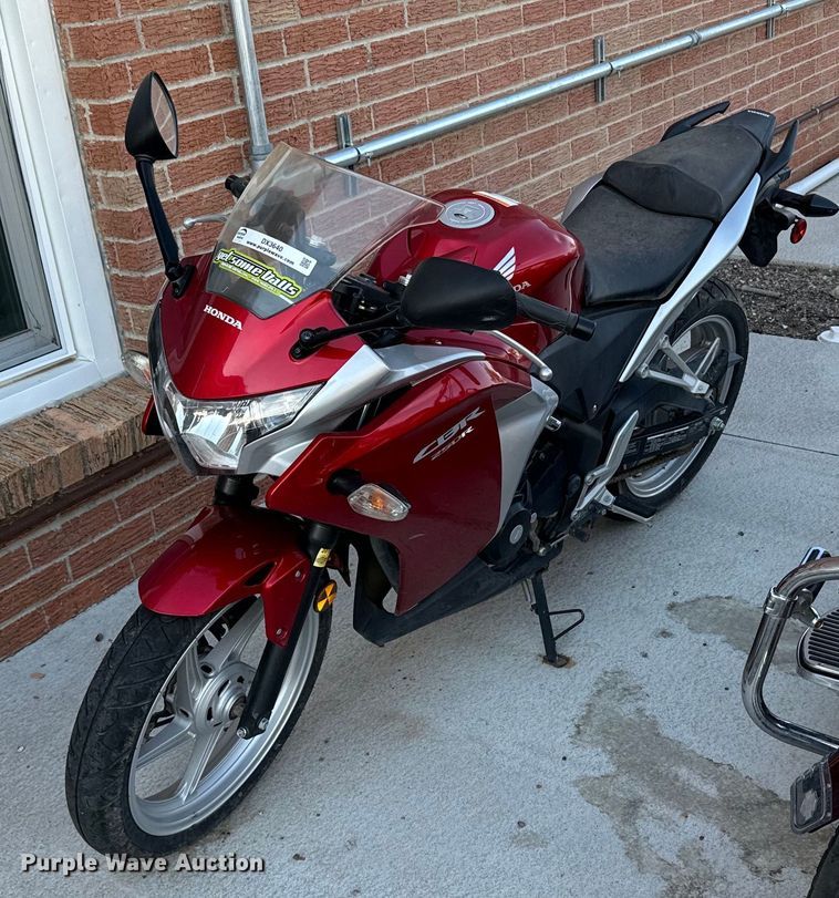 2011 Honda CBR250R motorcycle - DX3640